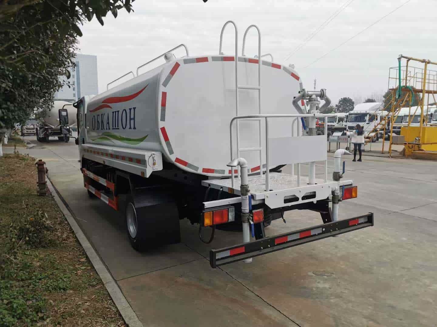 Isuzu 4x2 8 cubic meter water sprinkler truck