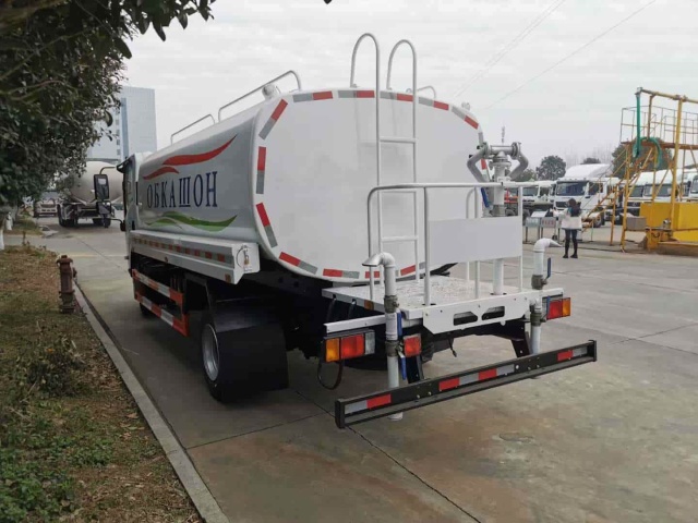 Isuzu 4x2 8 cubic meter water sprinkler truck