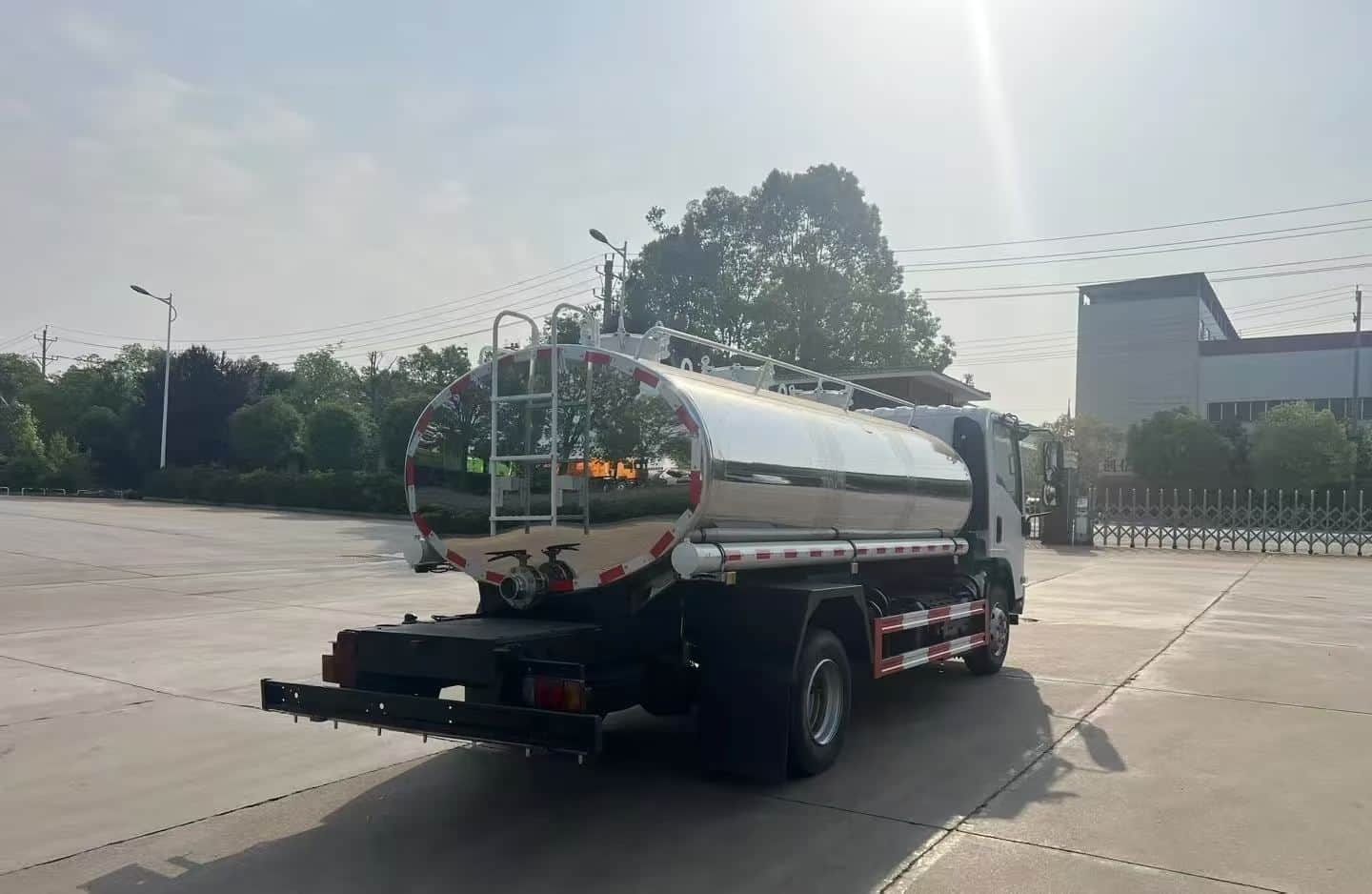 Isuzu 304 mirror-finish food-grade stainless steel 6-ton water truck