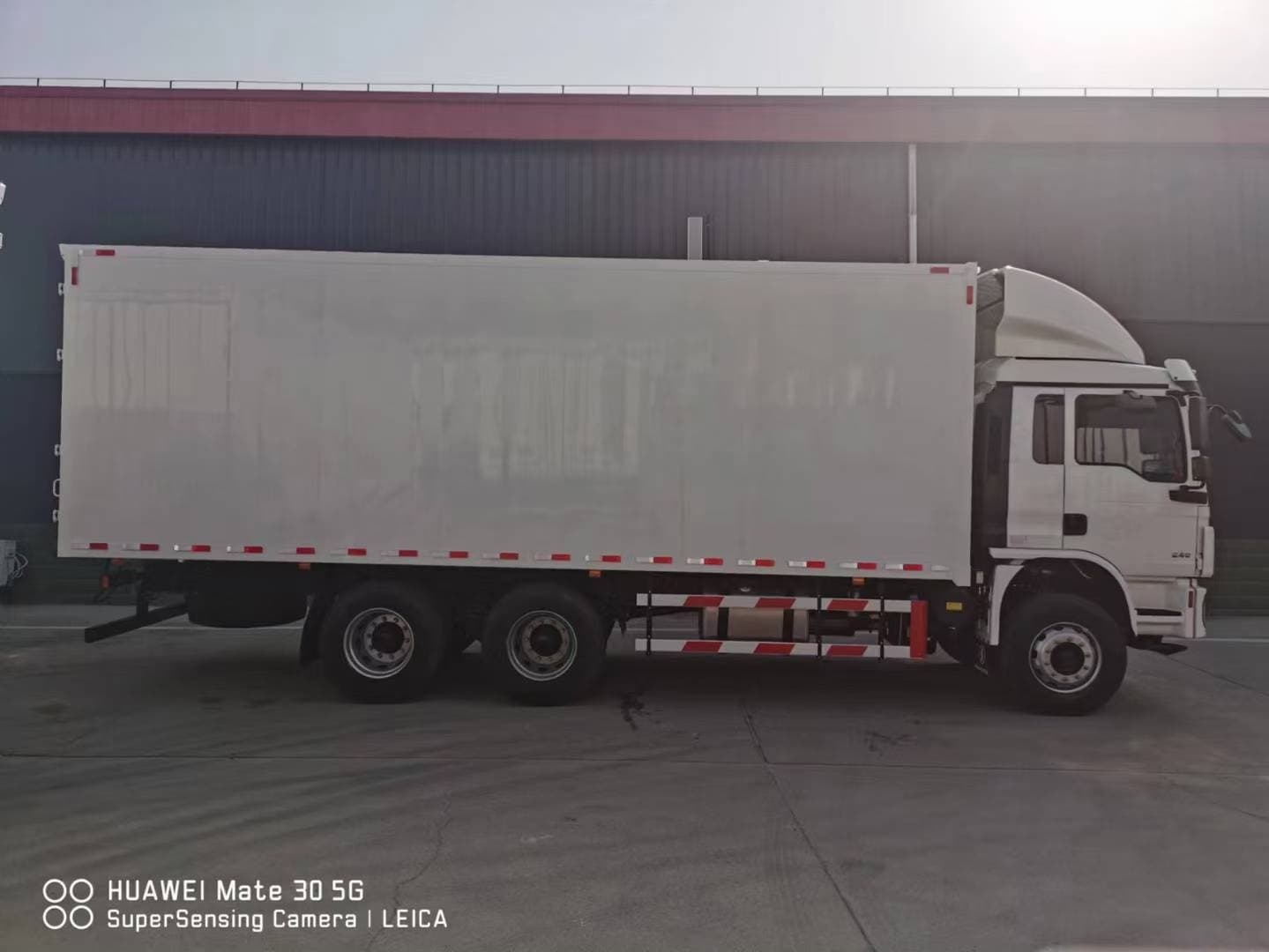 SHACMAN L3000 6×4 Van