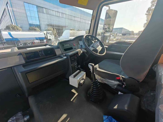 SHACMAN 4×2 right-hand drive sprinkler truck