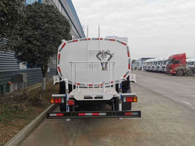Isuzu 4x2 8 cubic meter water sprinkler truck