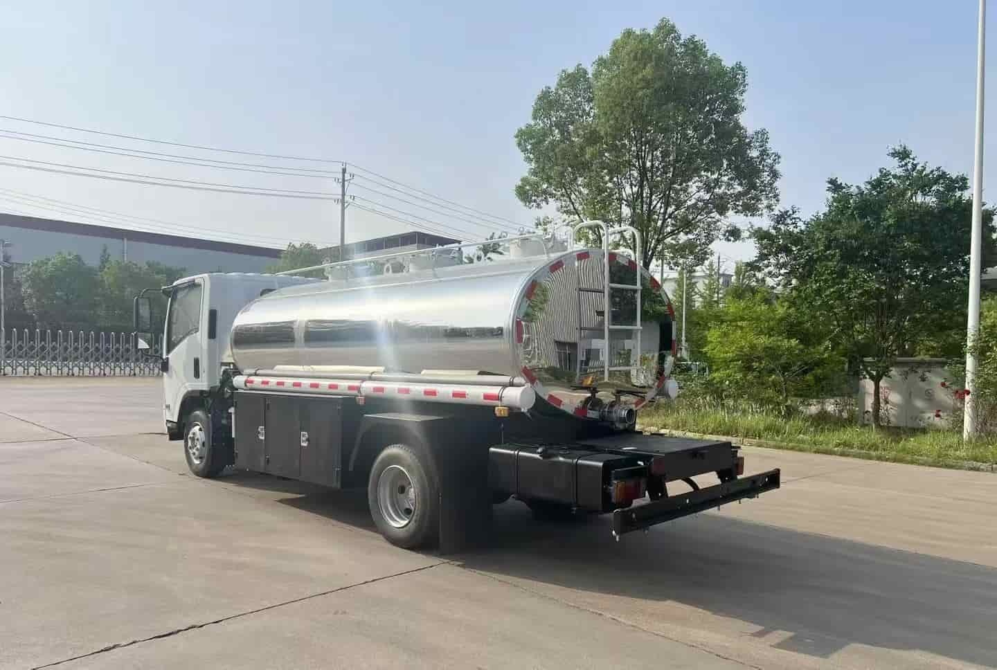 Isuzu 304 mirror-finish food-grade stainless steel 6-ton water truck