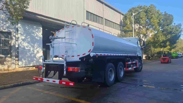 Sinotruk 6×4 20 cubic meter water sprinkler truck
