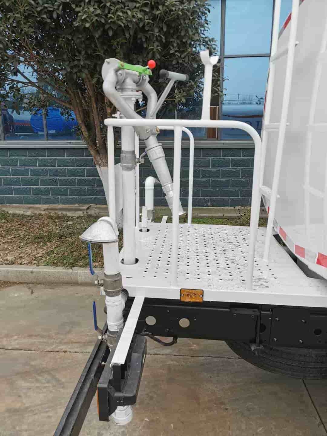 Isuzu 4x2 8 cubic meter water sprinkler truck
