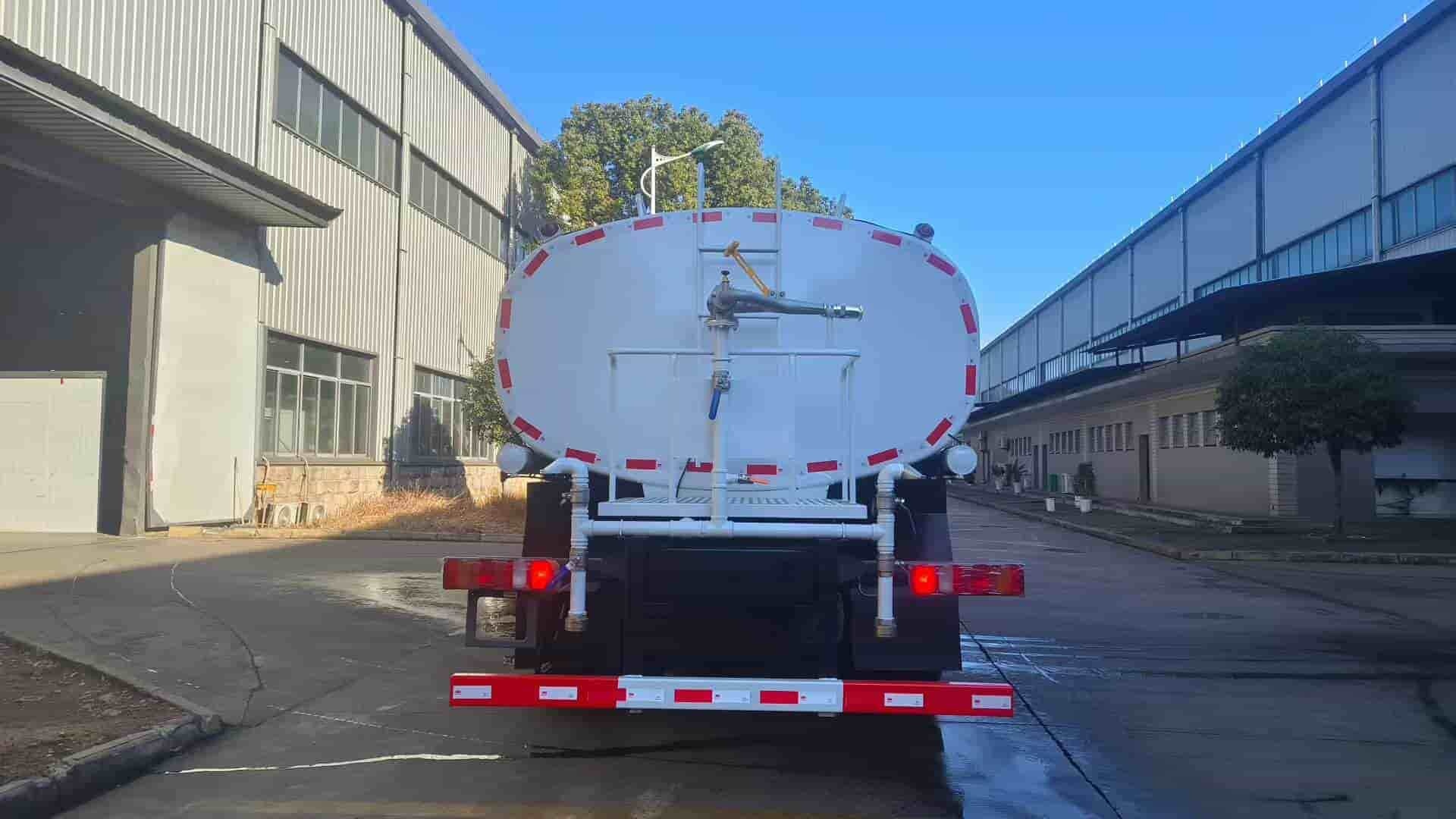 Sinotruk 6×4 20 cubic meter water sprinkler truck
