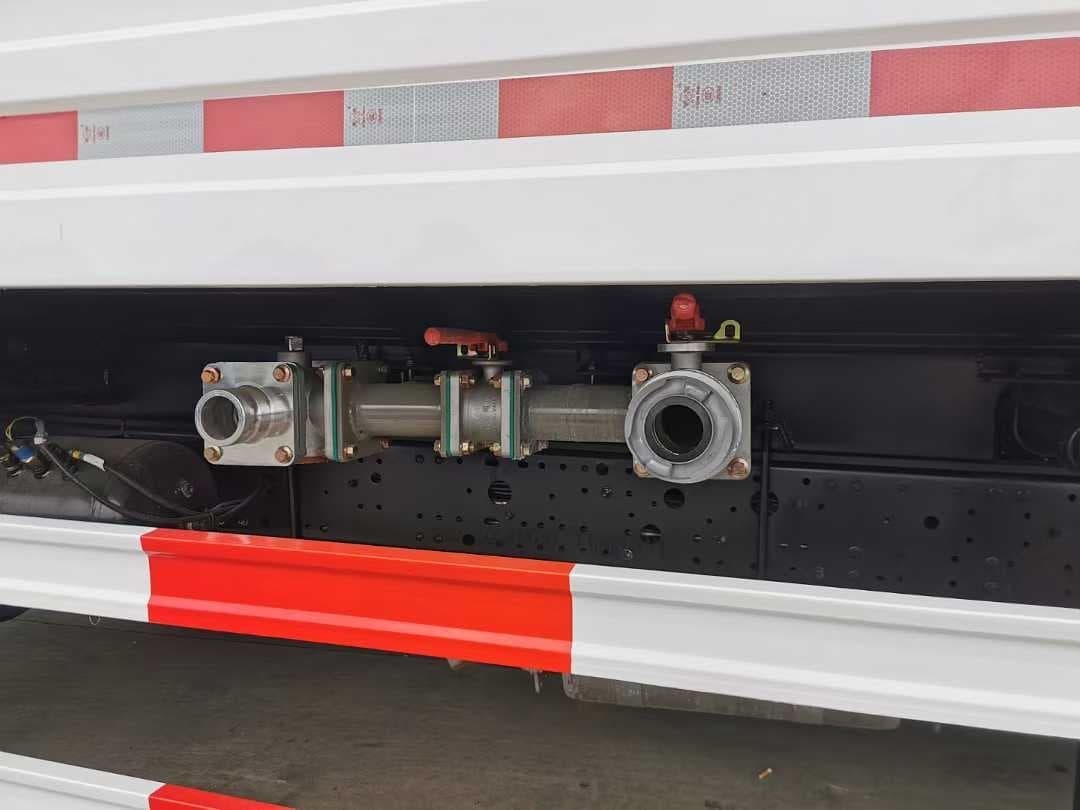 Isuzu 4x2 8 cubic meter water sprinkler truck