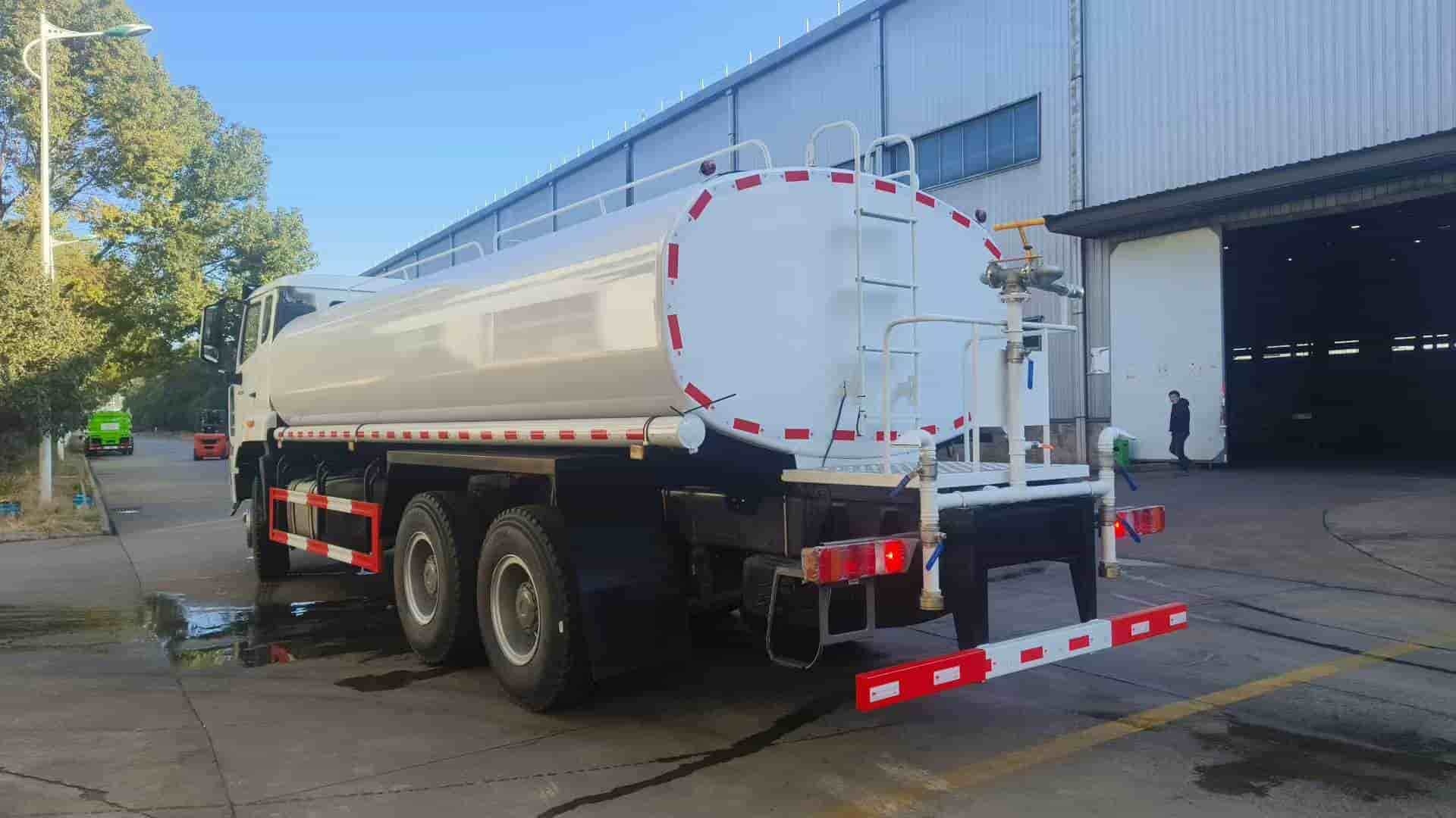 Sinotruk 6×4 20 cubic meter water sprinkler truck