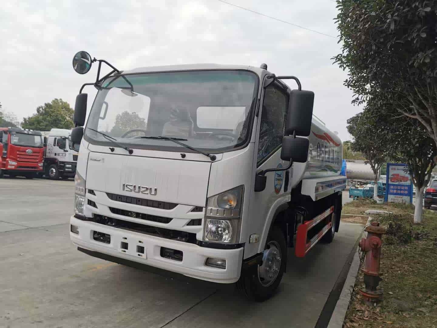 Isuzu 4x2 8 cubic meter water sprinkler truck
