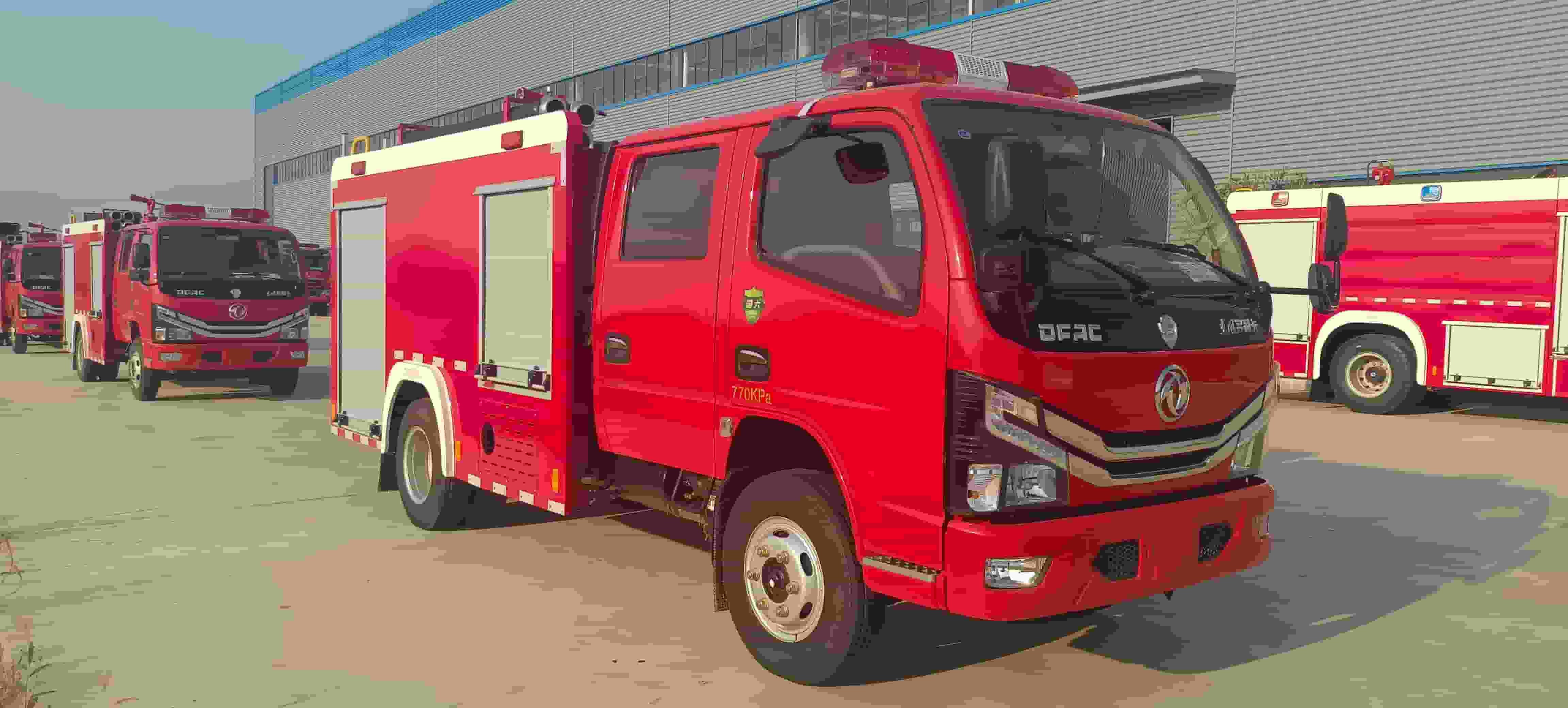 Dongfeng Dolica 2-ton water tanker fire truck