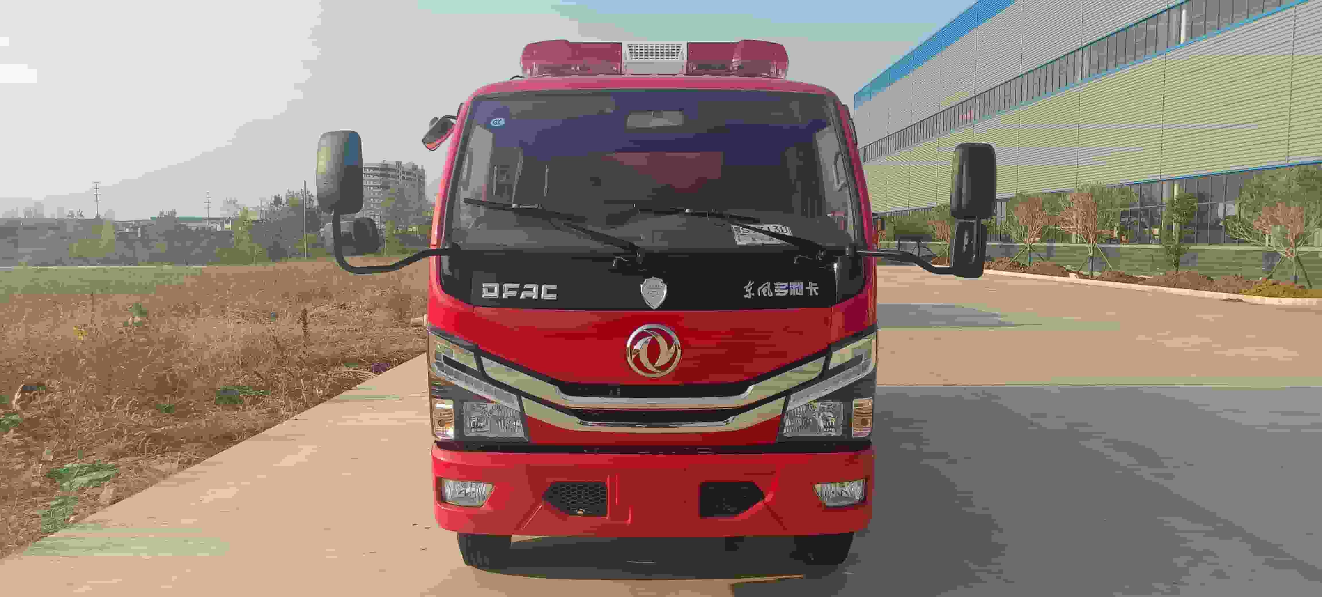 Dongfeng Dolica 2-ton water tanker fire truck