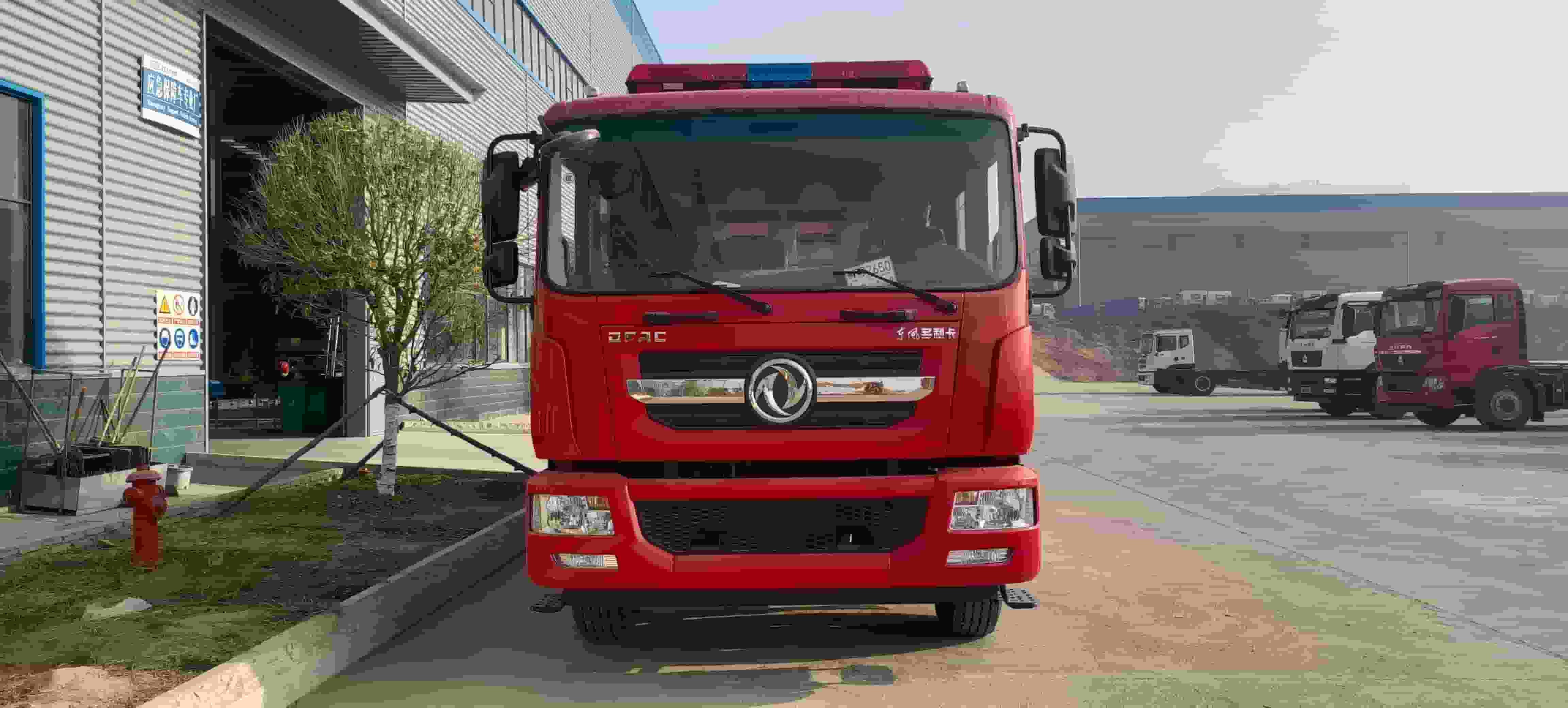 Dongfeng Dolica 6-ton water tanker fire truck
