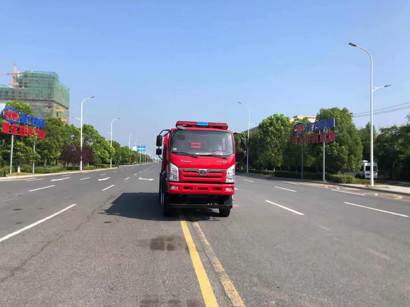 Three-ring four-wheel drive 6-ton water tanker fire truck