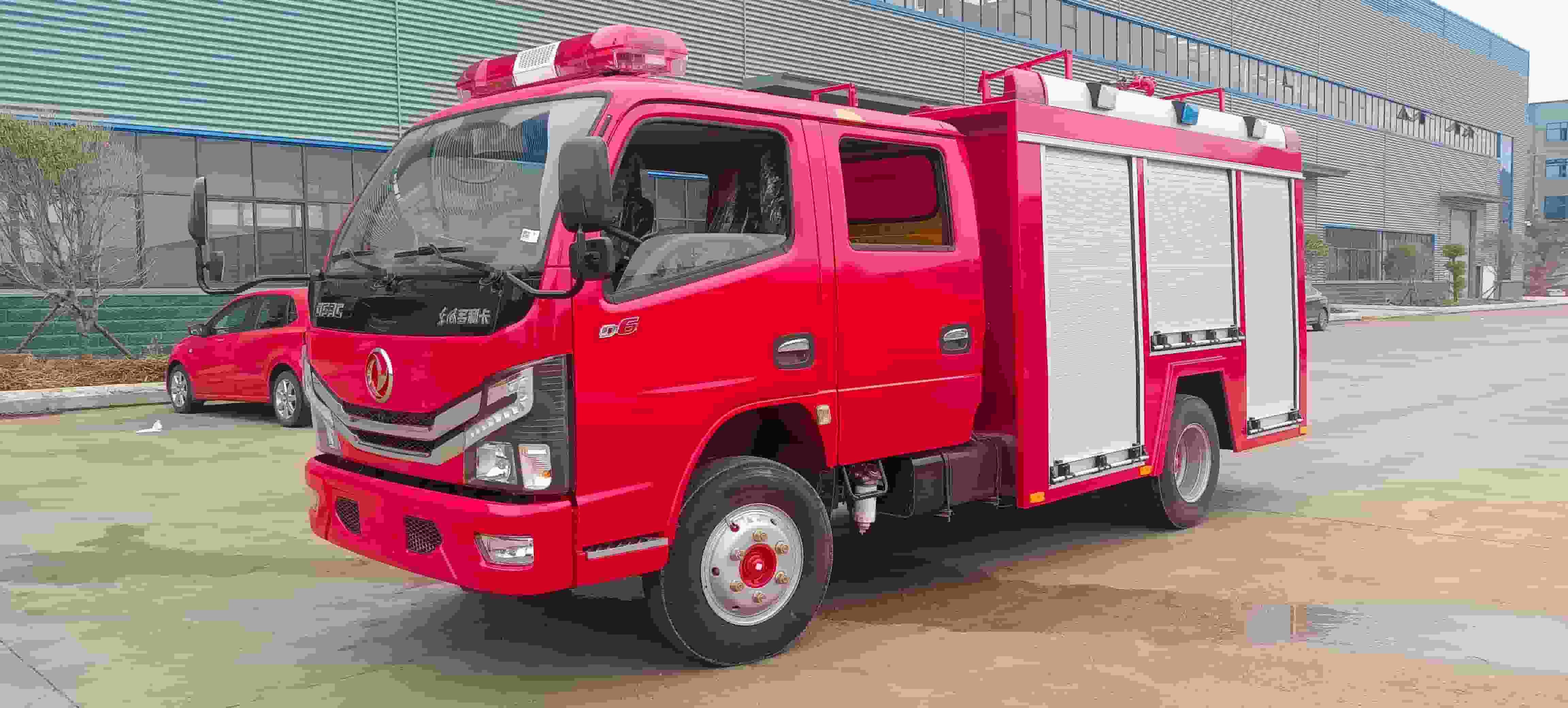 Dongfeng Dolica 2.5-ton water tanker fire truck