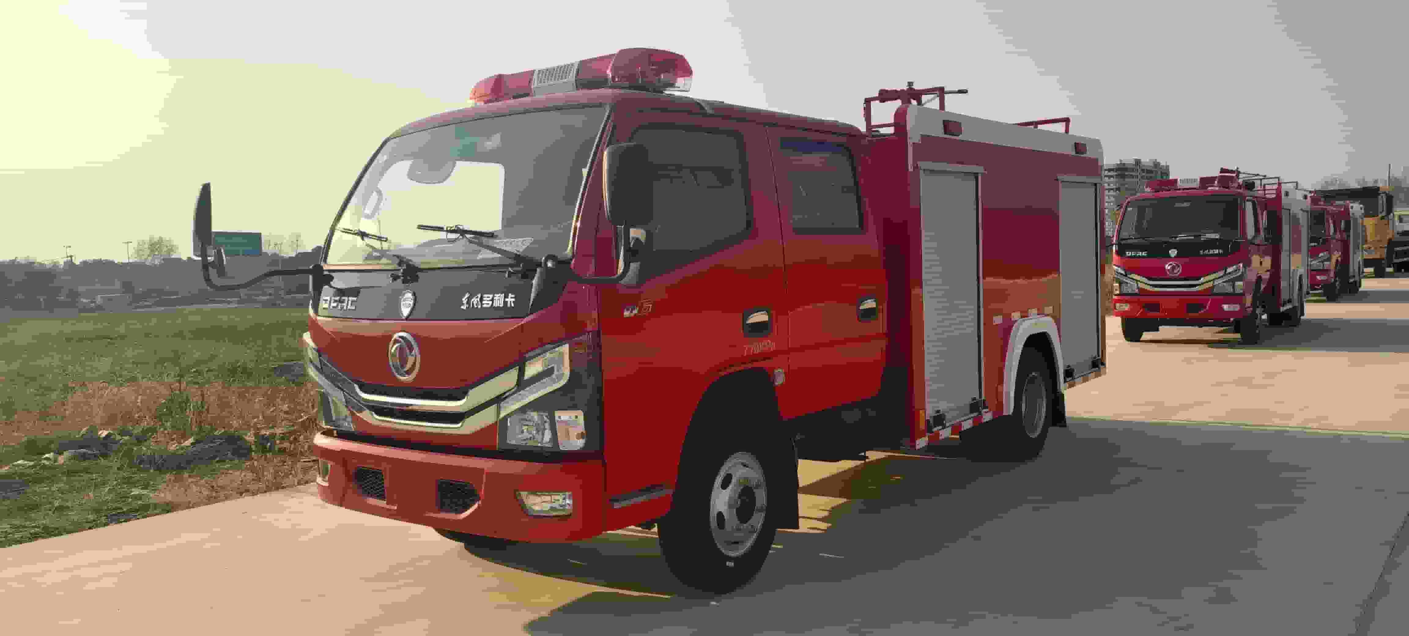 Dongfeng Dolica 2-ton water tanker fire truck