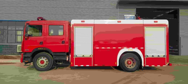 Dongfeng Dolica 6-ton water tanker fire truck