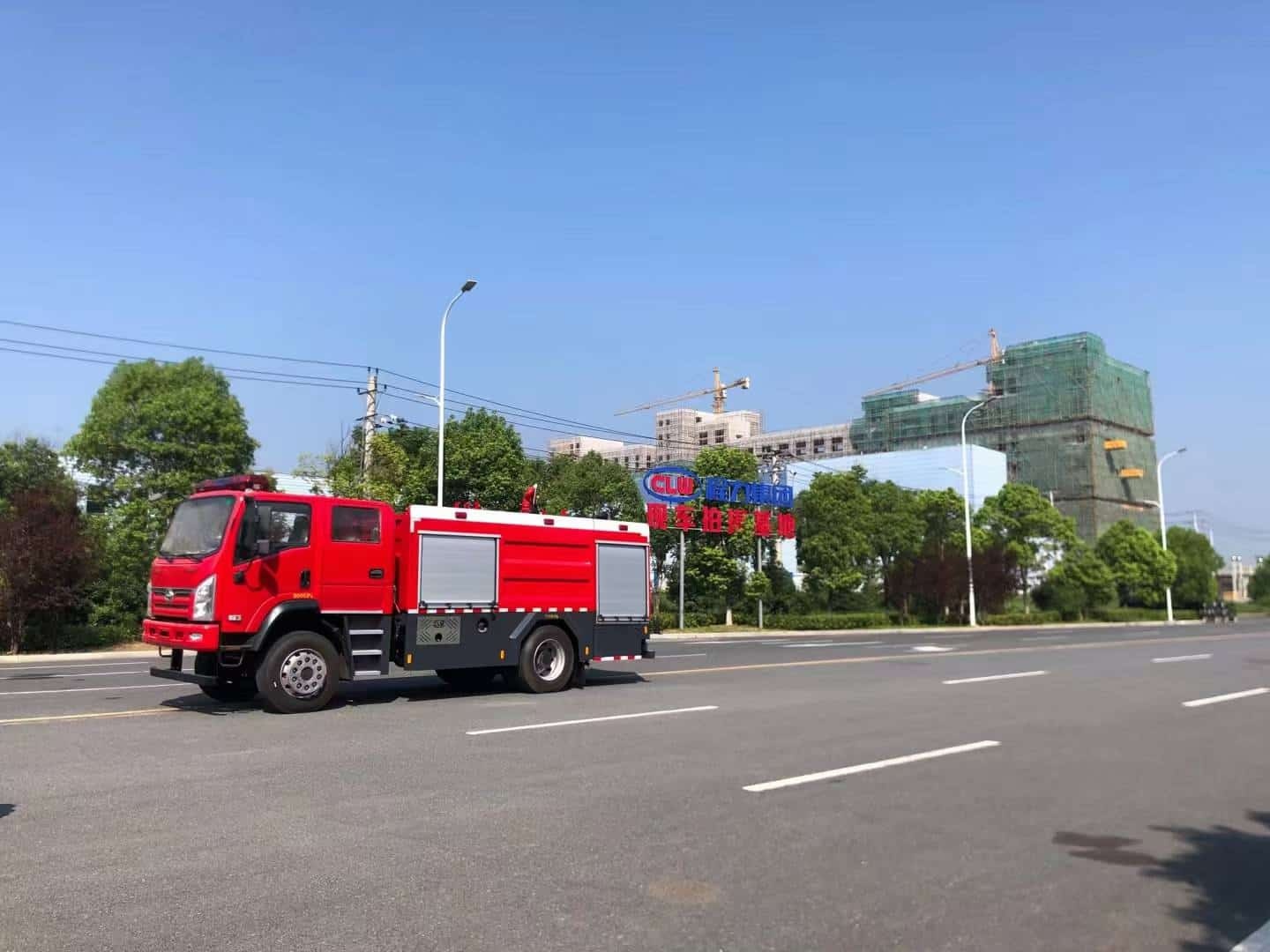 Three-ring four-wheel drive 6-ton water tanker fire truck