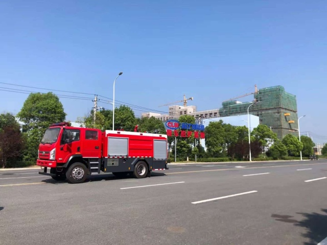 Three-ring four-wheel drive 6-ton water tanker fire truck