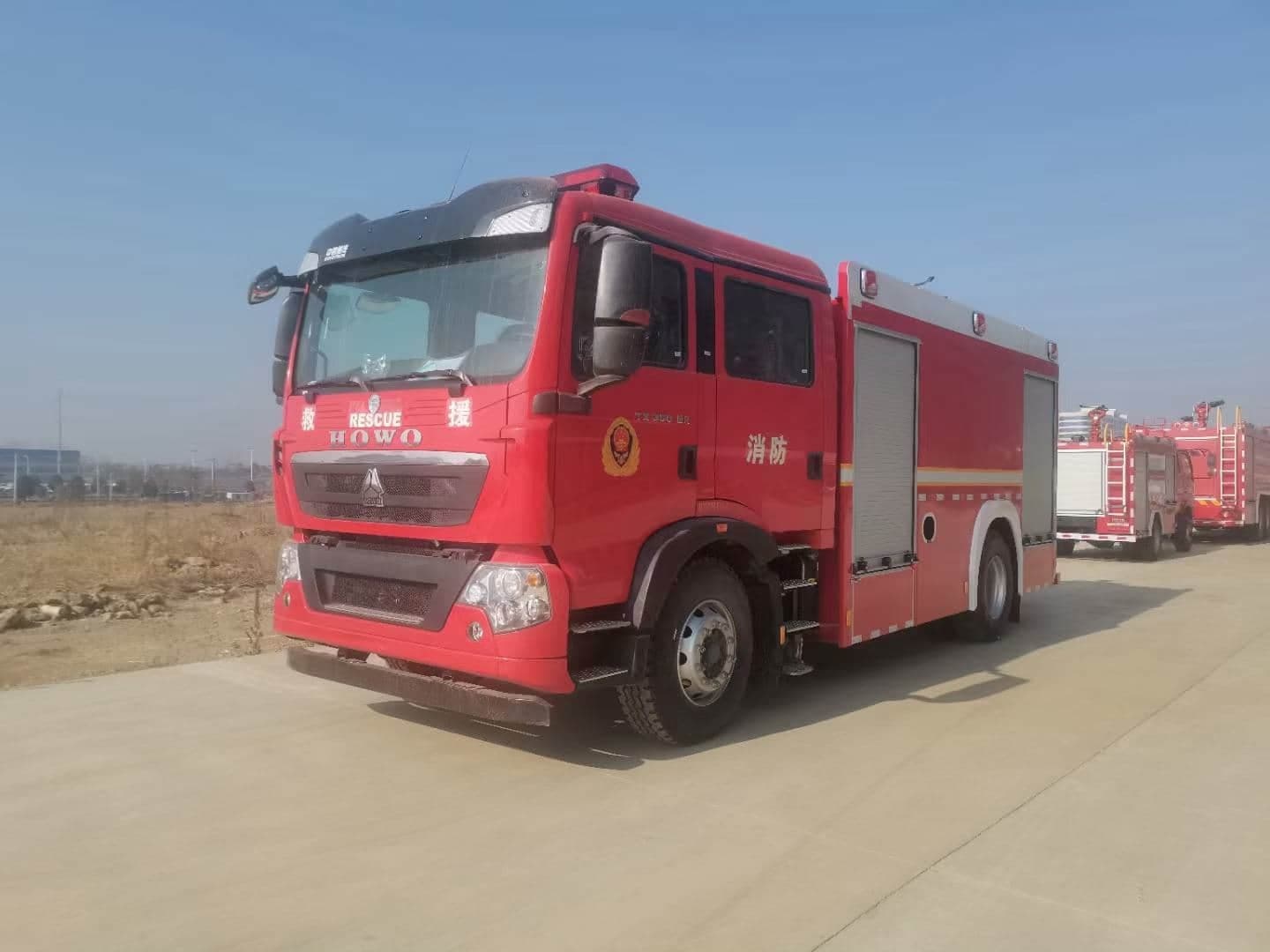 Sinotruk Howo 8-ton water tank foam fire truck