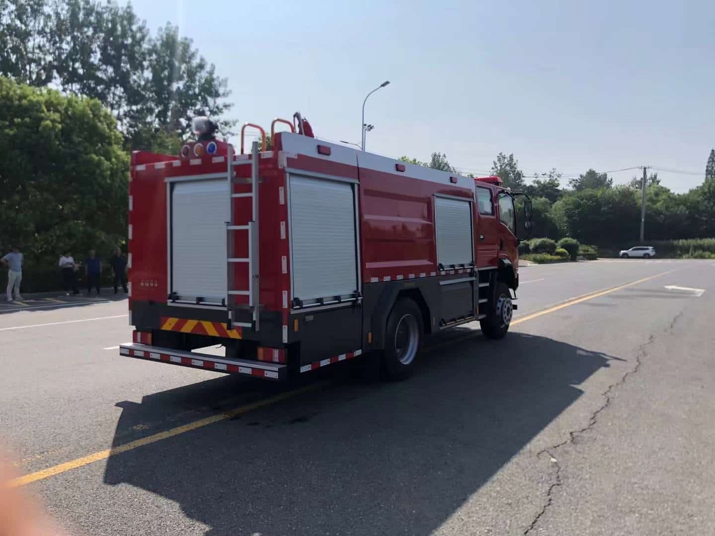 Three-ring four-wheel drive 6-ton water tanker fire truck