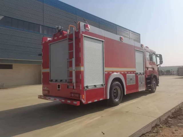 Sinotruk Howo 8-ton water tank foam fire truck
