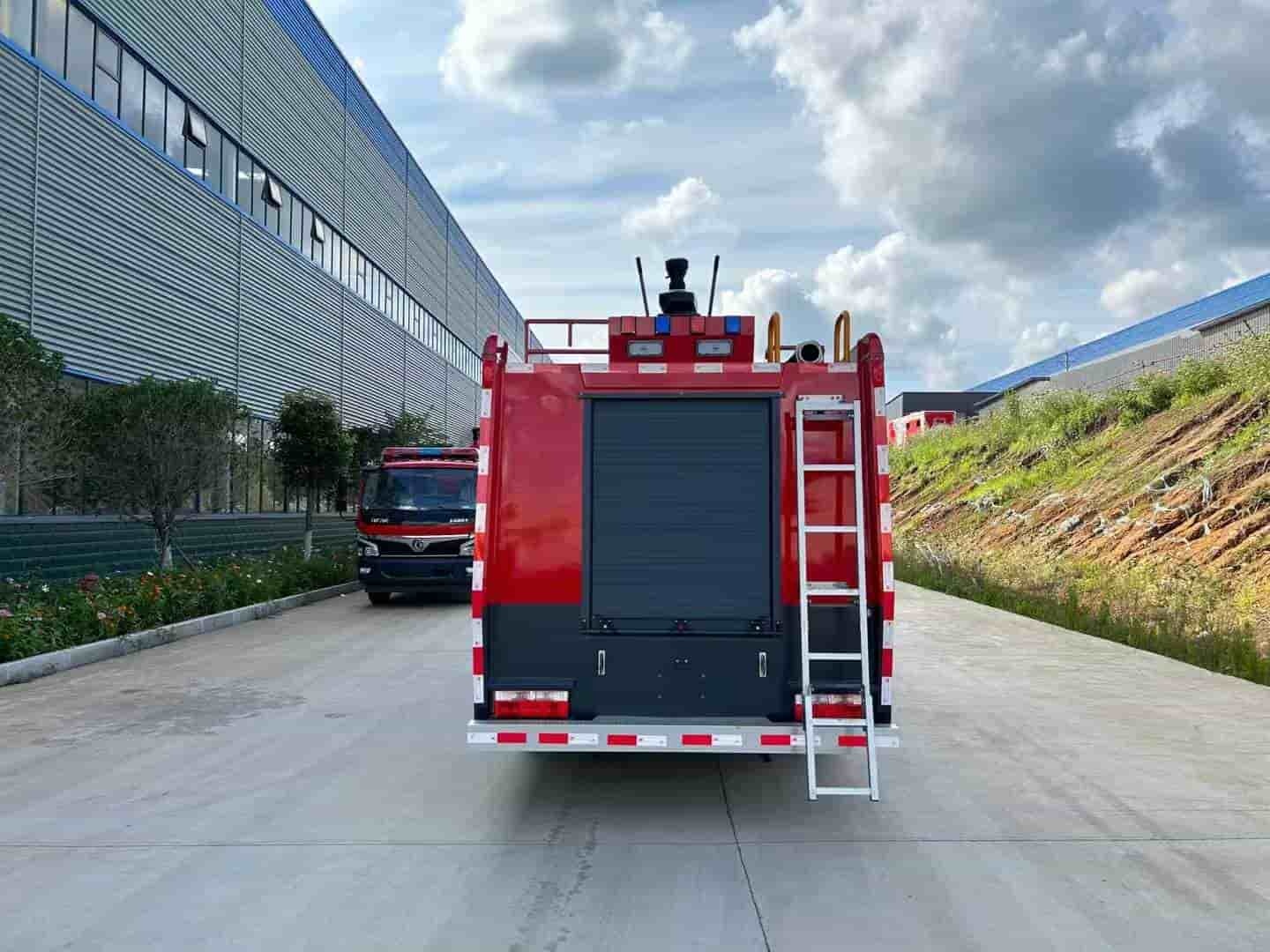 Dongfeng Furika 5-ton water tanker fire truck