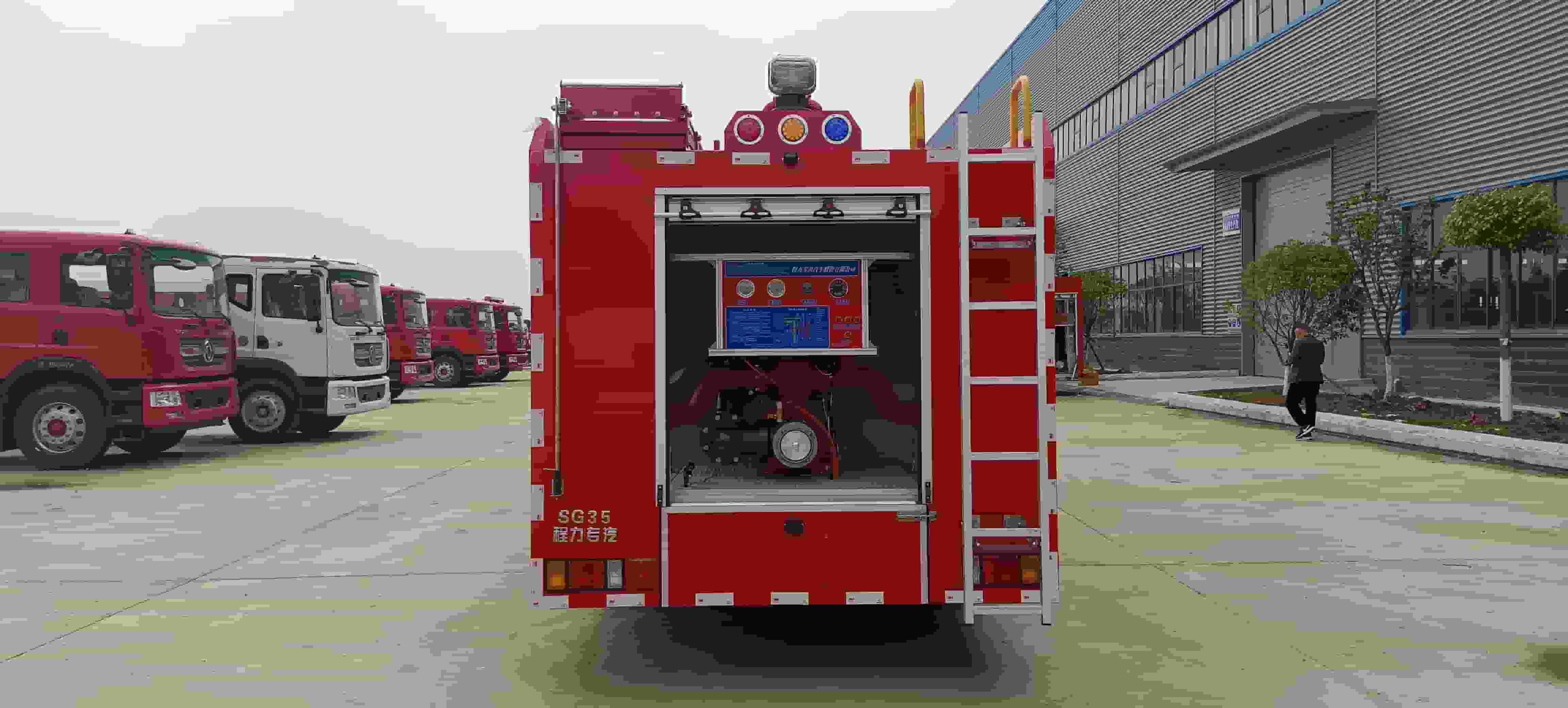 Isuzu 3.5-ton water tanker fire truck