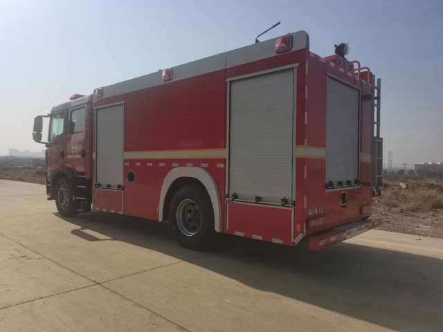 Sinotruk Howo 8-ton water tank foam fire truck