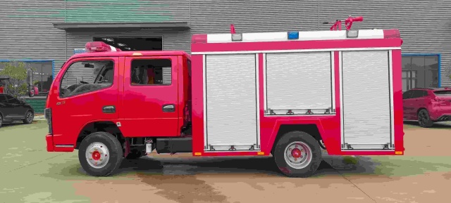 Dongfeng Dolica 2.5-ton water tanker fire truck