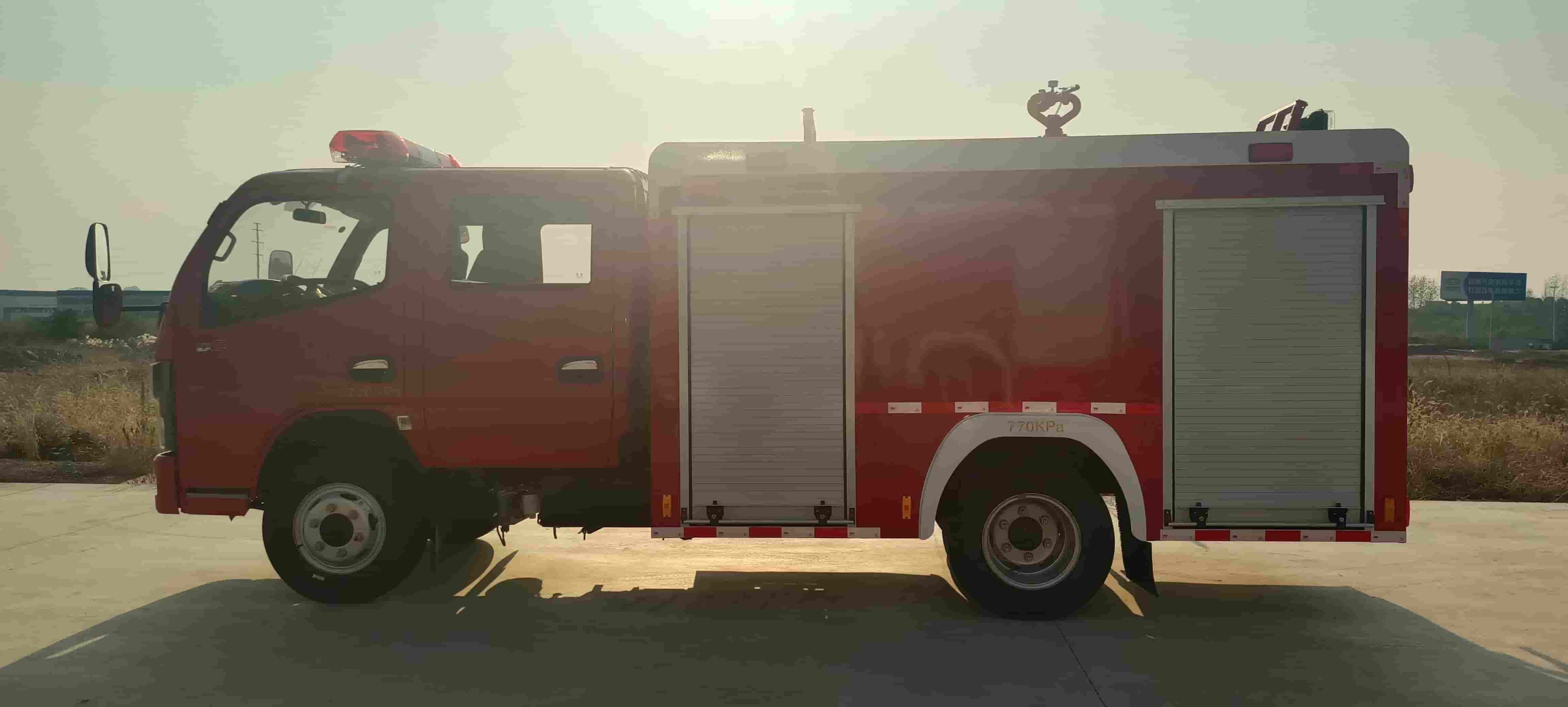 Dongfeng Dolica 2-ton water tanker fire truck