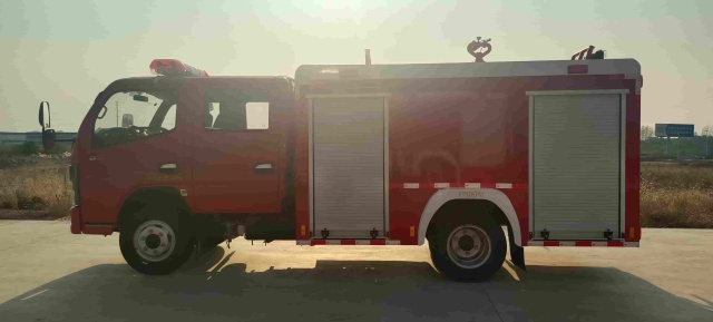 Dongfeng Dolica 2-ton water tanker fire truck