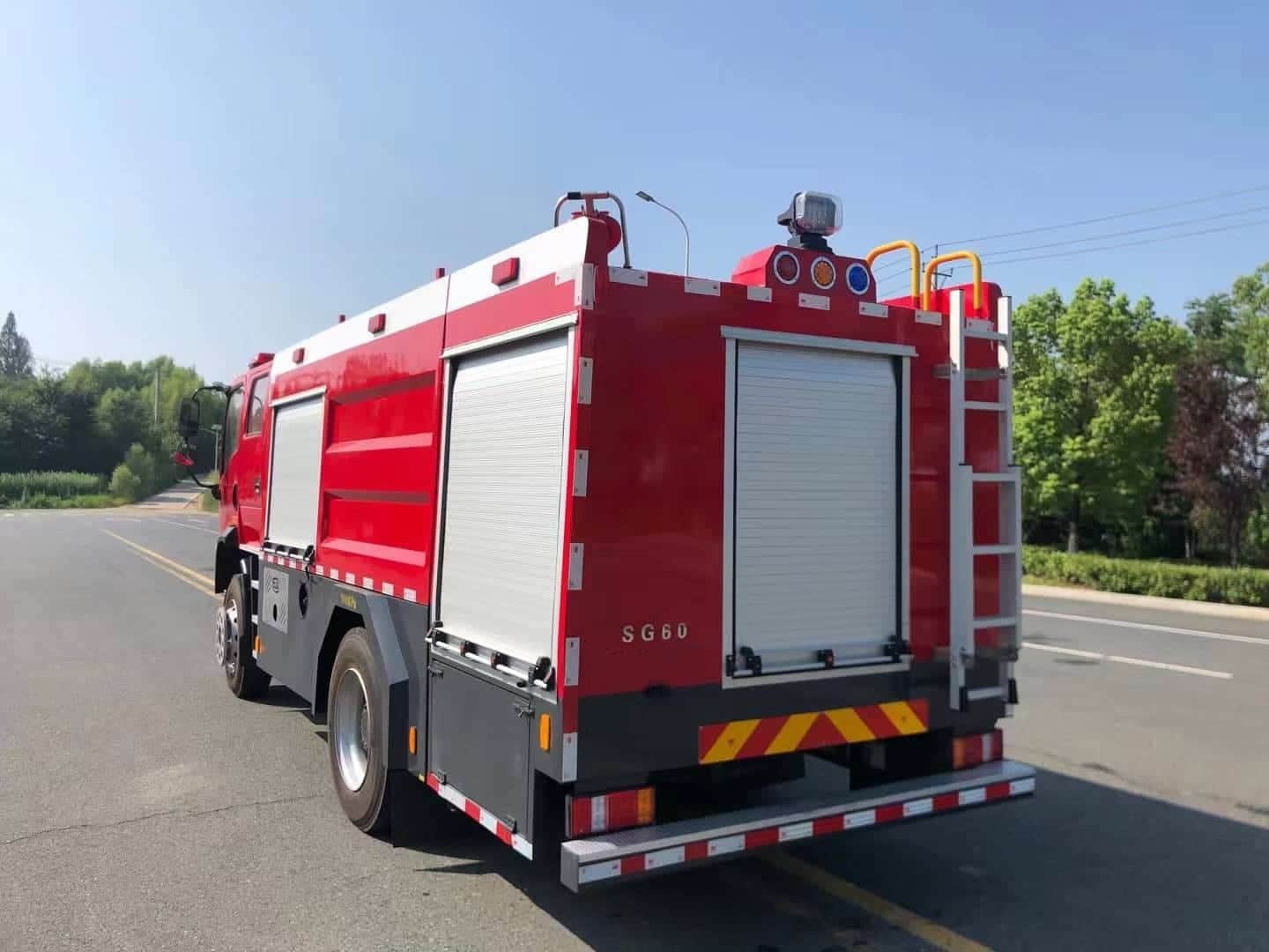 Three-ring four-wheel drive 6-ton water tanker fire truck