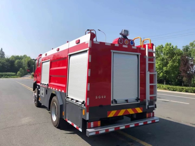 Three-ring four-wheel drive 6-ton water tanker fire truck