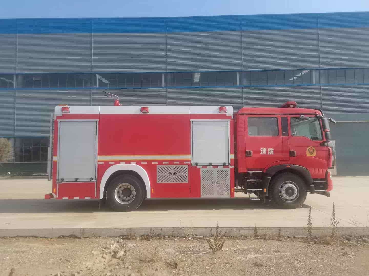 Sinotruk Howo 8-ton water tank foam fire truck