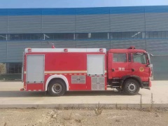 Sinotruk Howo 8-ton water tank foam fire truck