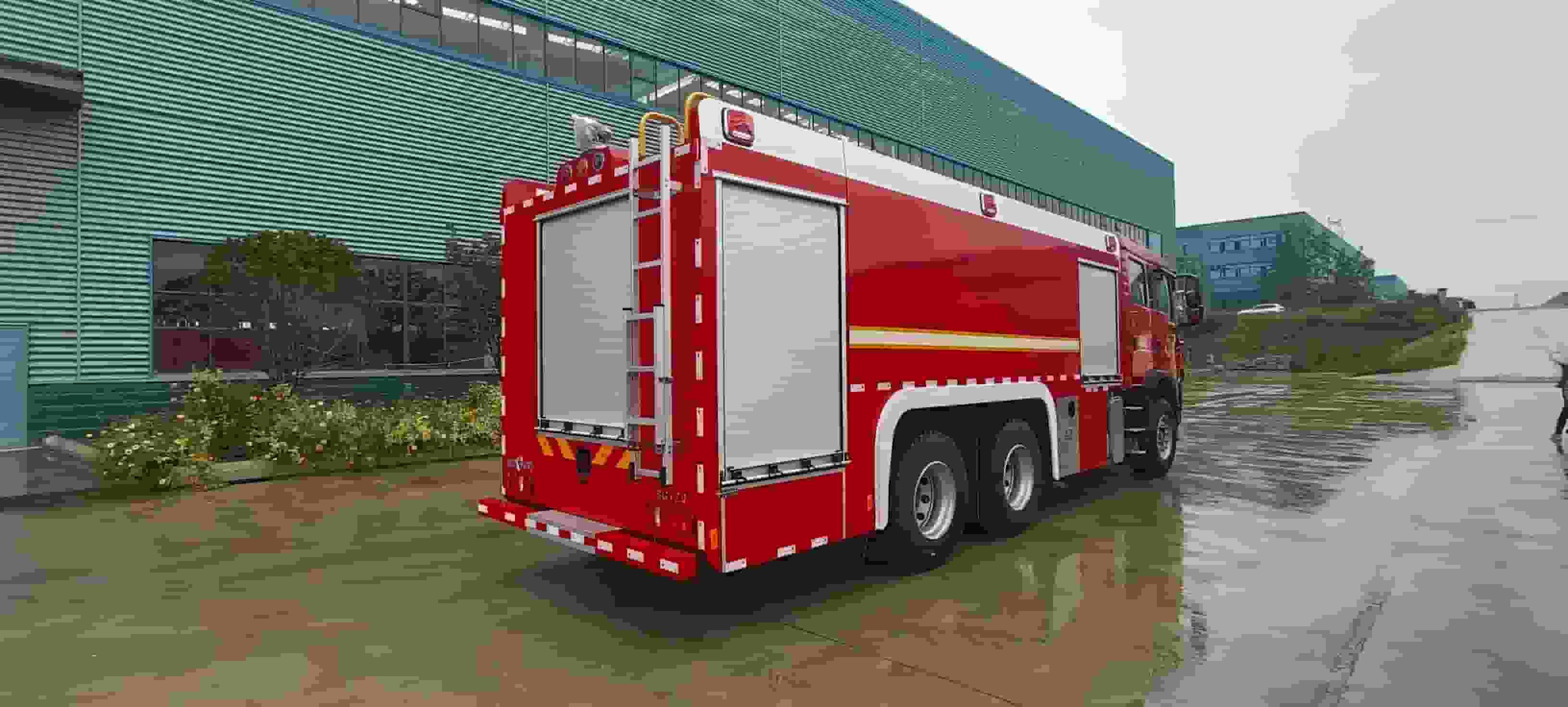 Sinotruk Howo 12-ton water tanker fire truck