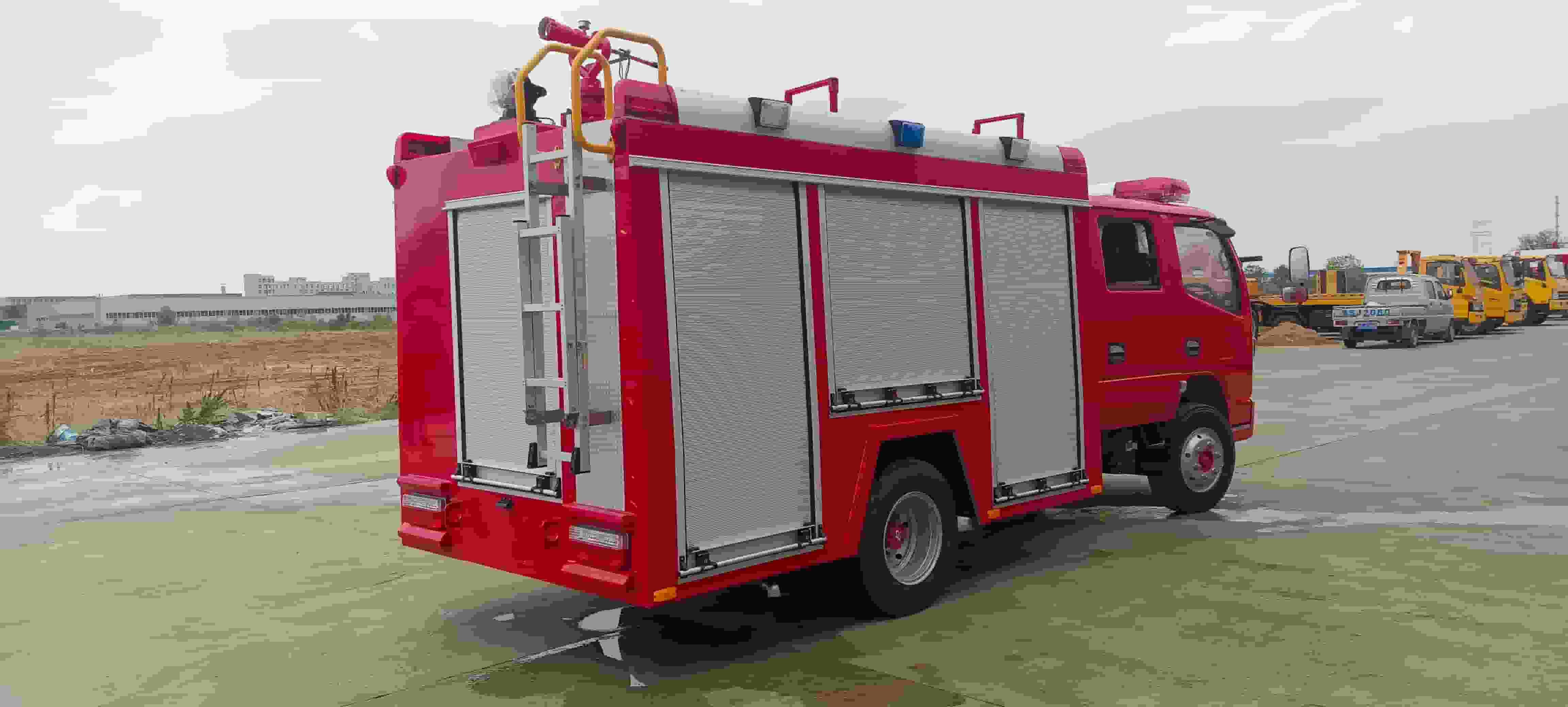 Dongfeng Dolica 2.5-ton water tanker fire truck