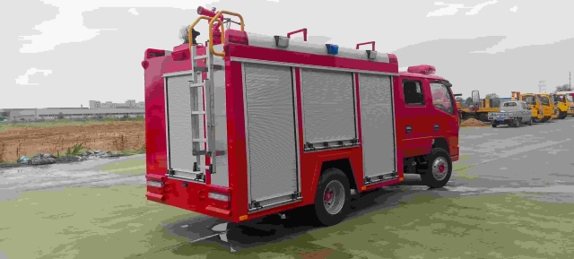 Dongfeng Dolica 2.5-ton water tanker fire truck