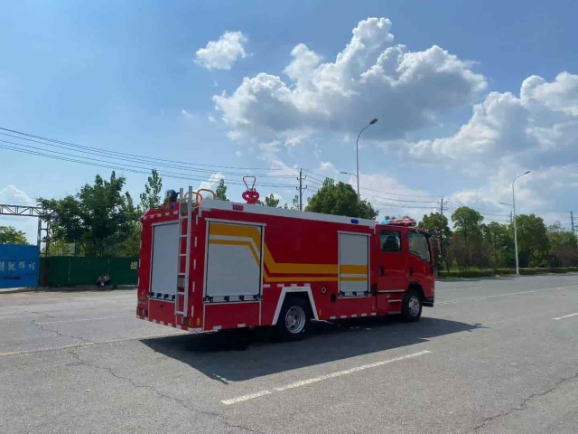 Isuzu 700P Water Tanker Fire Truck