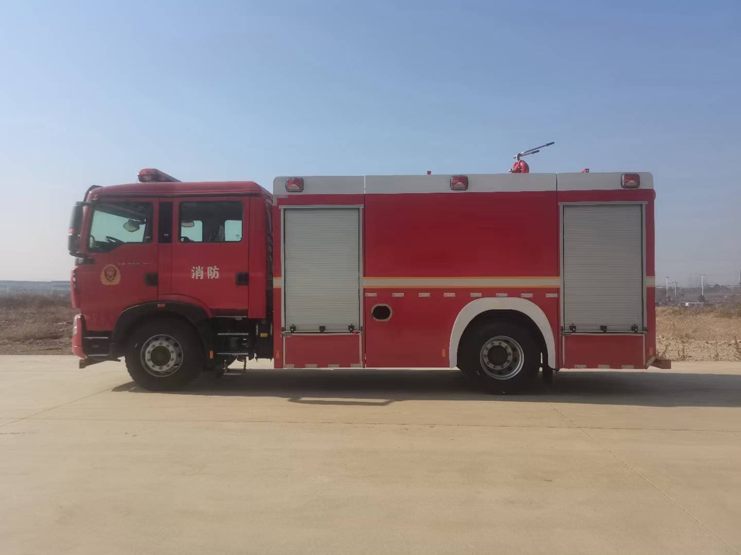 Sinotruk Howo 8-ton water tank foam fire truck