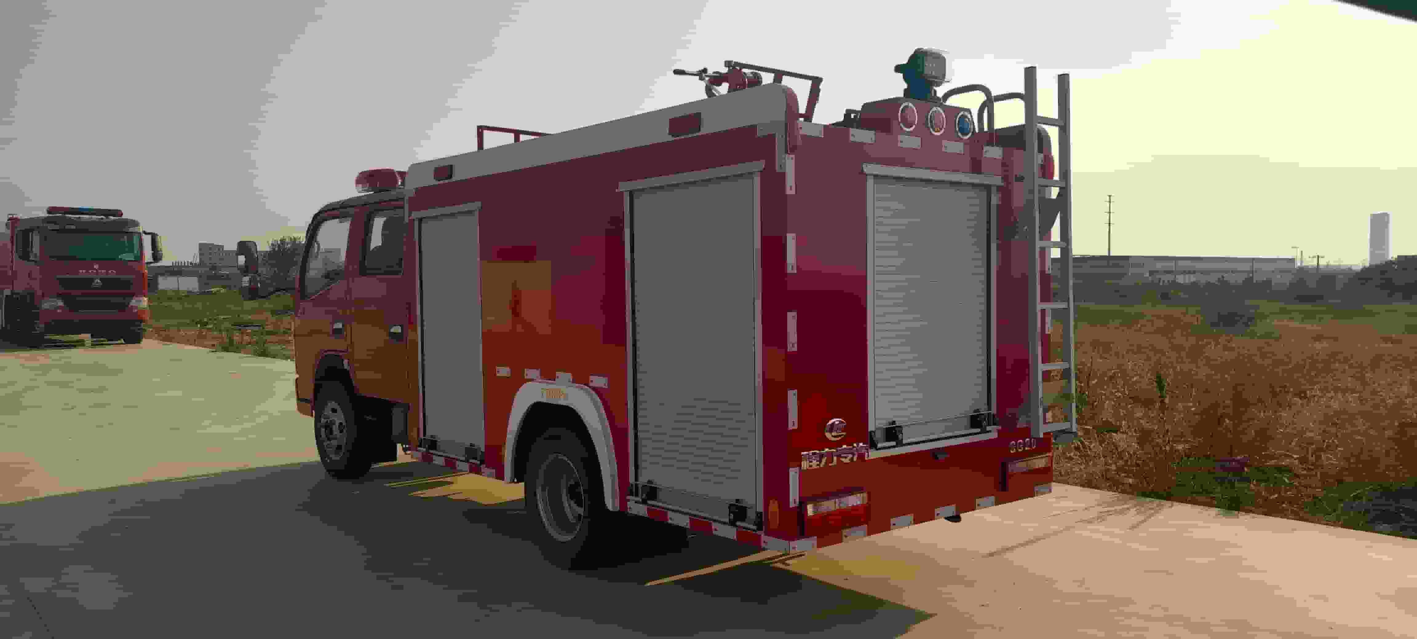 Dongfeng Dolica 2-ton water tanker fire truck