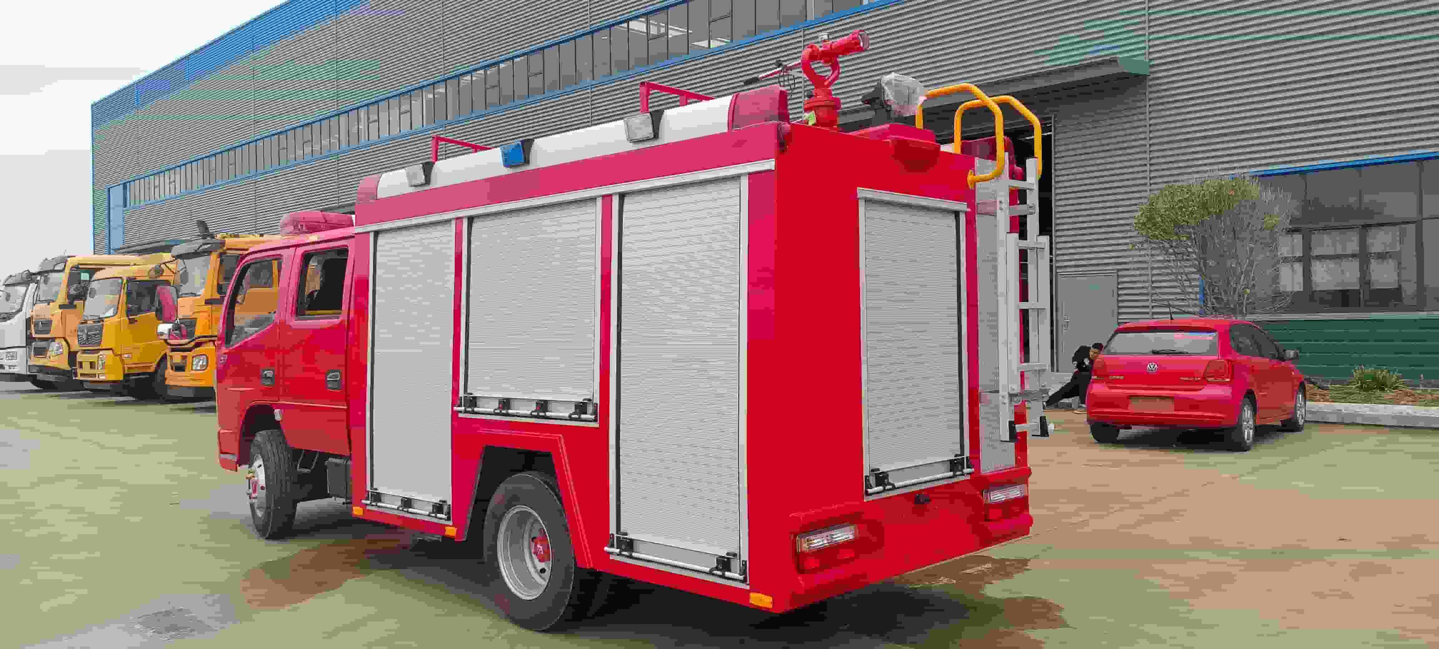 Dongfeng Dolica 2.5-ton water tanker fire truck