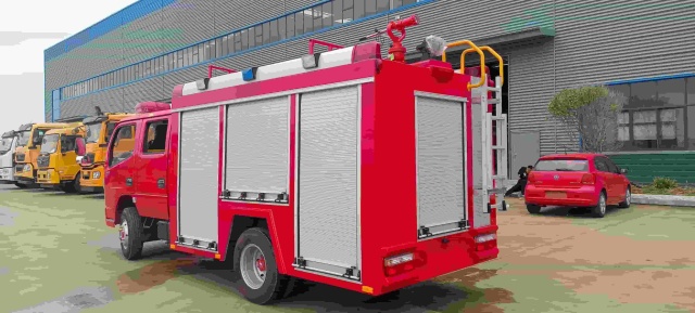 Dongfeng Dolica 2.5-ton water tanker fire truck