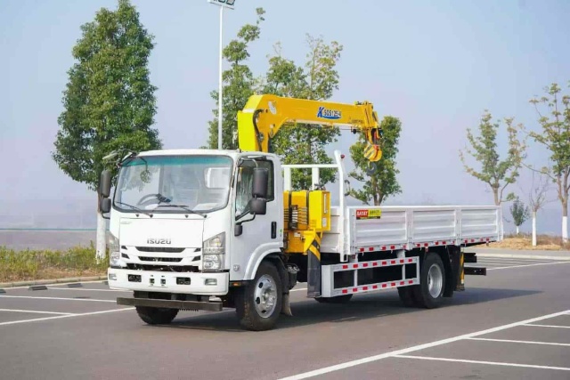 ISUZU GLF XCMG 5-ton 4-section boom truck crane