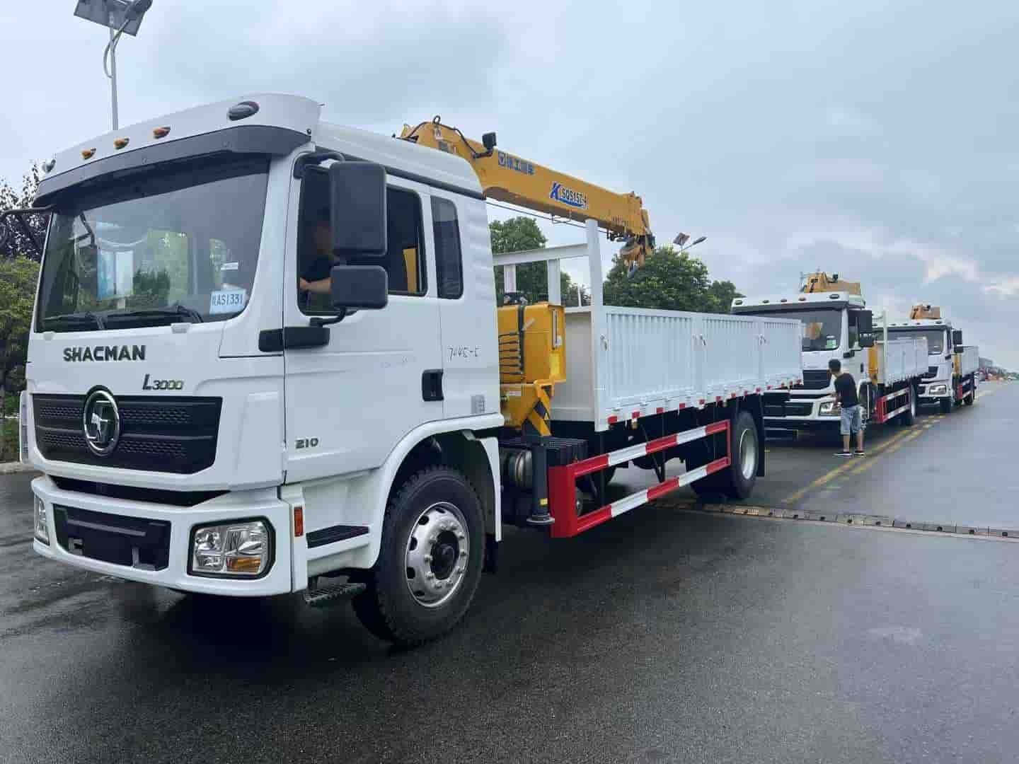 SHACMAN L3000 4×2 truck-mounted crane