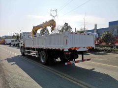 SHACMAN L3000 4×2 truck-mounted crane