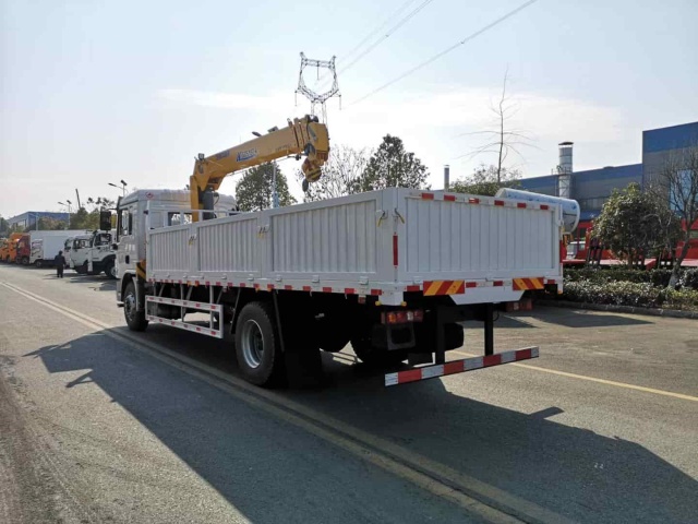 SHACMAN L3000 4×2 truck-mounted crane