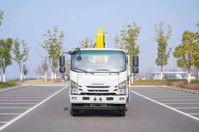ISUZU GLF XCMG 5-ton 4-section boom truck crane