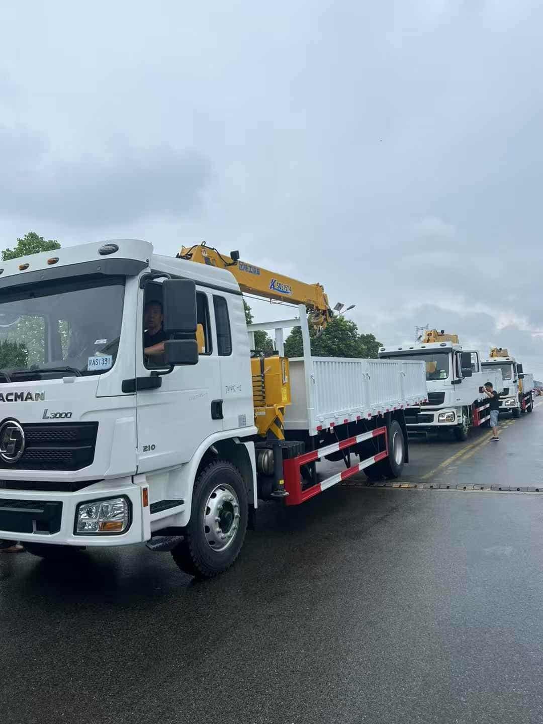 SHACMAN L3000 4×2 truck-mounted crane