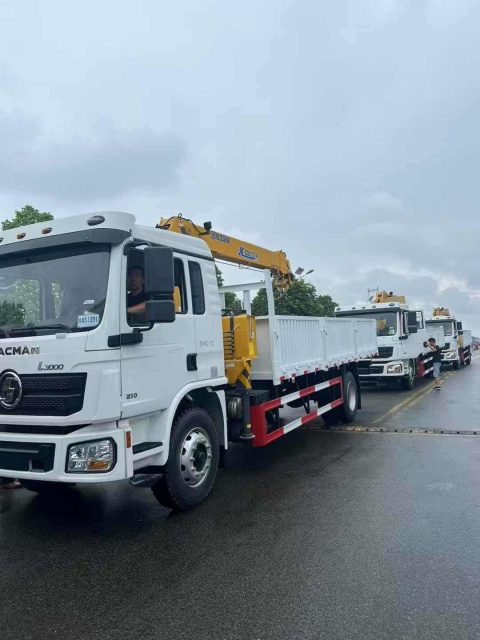 SHACMAN L3000 4×2 truck-mounted crane